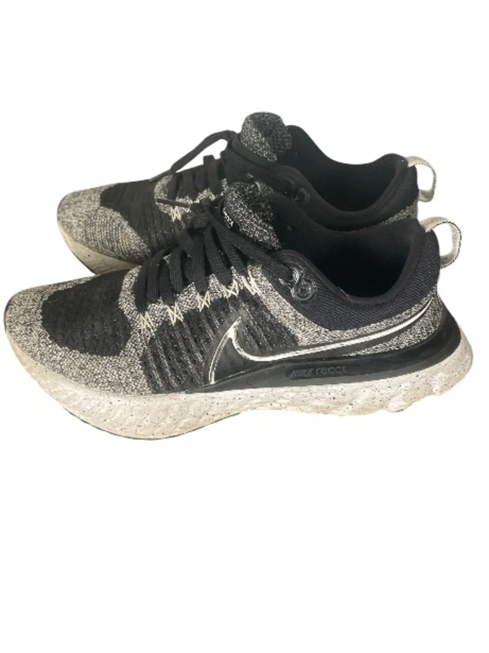 Nike White and Black Running Shoe Size Tag (CT2357-101) / Wms 10-10.5
